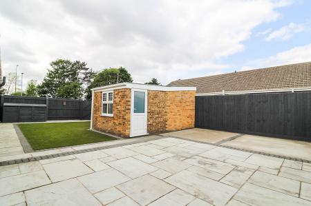 3 bedroom Detached bungalow for sale in Beaumonde, Holton-le-Clay, DN36