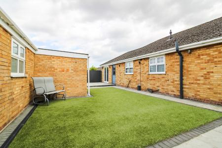 3 bedroom Detached bungalow for sale in Beaumonde, Holton-le-Clay, DN36