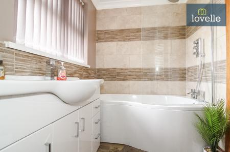 3 bedroom Detached bungalow for sale in Beaumonde, Holton-le-Clay, DN36