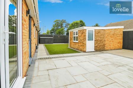 3 bedroom Detached bungalow for sale in Beaumonde, Holton-le-Clay, DN36