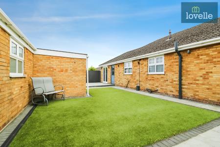 3 bedroom Detached bungalow for sale in Beaumonde, Holton-le-Clay, DN36