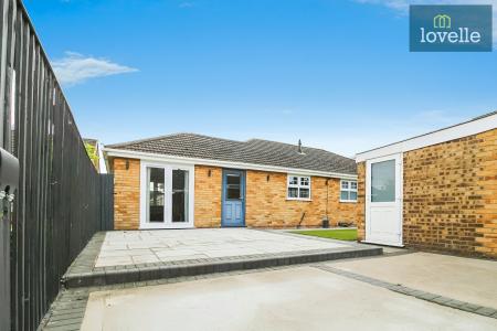 3 bedroom Detached bungalow for sale in Beaumonde, Holton-le-Clay, DN36