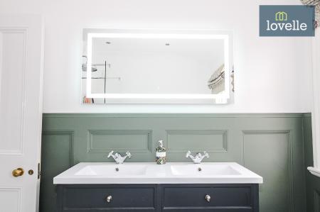 6 bedroom Semi-detached house for sale in Abbey Drive West, Grimsby, DN32