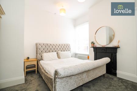 6 bedroom Semi-detached house for sale in Abbey Drive West, Grimsby, DN32