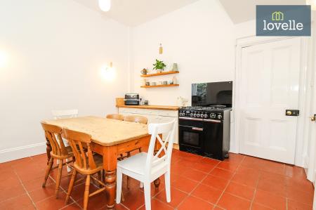 6 bedroom Semi-detached house for sale in Abbey Drive West, Grimsby, DN32