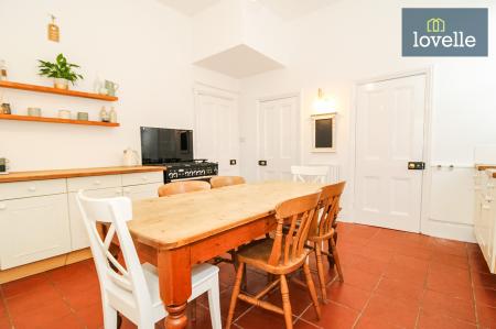 6 bedroom Semi-detached house for sale in Abbey Drive West, Grimsby, DN32