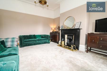 6 bedroom Semi-detached house for sale in Abbey Drive West, Grimsby, DN32