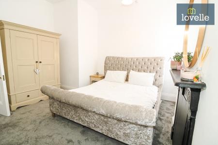 6 bedroom Semi-detached house for sale in Abbey Drive West, Grimsby, DN32