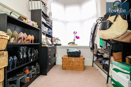 6 bedroom Semi-detached house for sale in Abbey Drive West, Grimsby, DN32