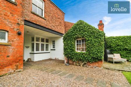 6 bedroom Semi-detached house for sale in Abbey Drive West, Grimsby, DN32