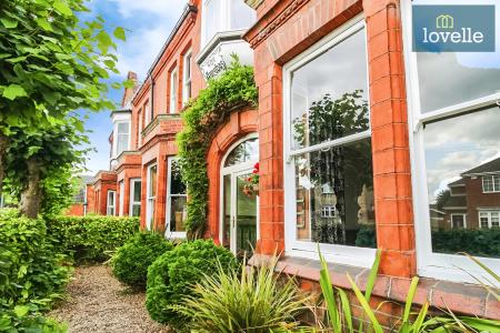 6 bedroom Semi-detached house for sale in Abbey Drive West, Grimsby, DN32