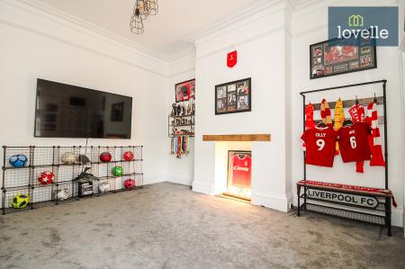 6 bedroom Semi-detached house for sale in Abbey Drive West, Grimsby, DN32