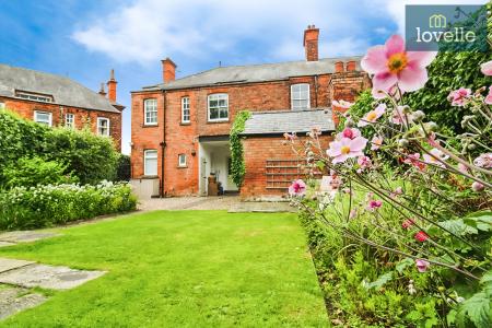 6 bedroom Semi-detached house for sale in Abbey Drive West, Grimsby, DN32