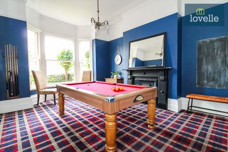 6 bedroom Semi-detached house for sale in Abbey Drive West, Grimsby, DN32