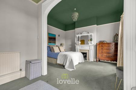 5 bedroom End of terrace house for sale in Abbey Road, Grimsby, DN32