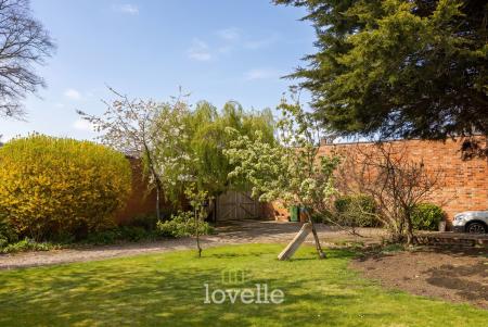 5 bedroom End of terrace house for sale in Abbey Road, Grimsby, DN32