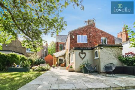 5 bedroom End of terrace house for sale in Abbey Road, Grimsby, DN32