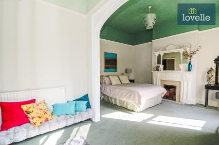 5 bedroom End of terrace house for sale in Abbey Road, Grimsby, DN32