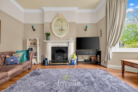 5 bedroom End of terrace house for sale in Abbey Road, Grimsby, DN32