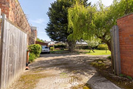 5 bedroom End of terrace house for sale in Abbey Road, Grimsby, DN32