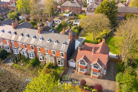 5 bedroom End of terrace house for sale in Abbey Road, Grimsby, DN32