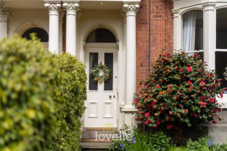 5 bedroom End of terrace house for sale in Abbey Road, Grimsby, DN32