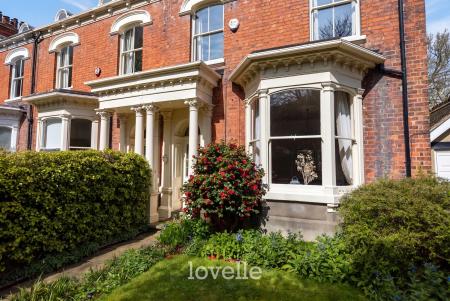 5 bedroom End of terrace house for sale in Abbey Road, Grimsby, DN32