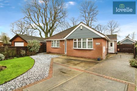 2 bedroom Detached bungalow for sale in Meadowbank, Great Coates, DN37
