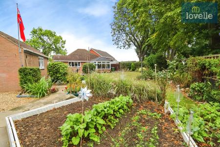 2 bedroom Detached bungalow for sale in Meadowbank, Great Coates, DN37