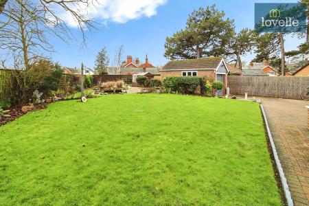 2 bedroom Detached bungalow for sale in Meadowbank, Great Coates, DN37