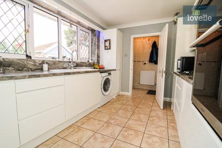 2 bedroom Detached bungalow for sale in Meadowbank, Great Coates, DN37