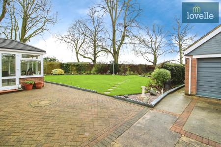 2 bedroom Detached bungalow for sale in Meadowbank, Great Coates, DN37