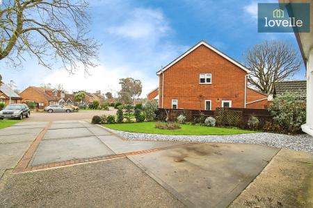 2 bedroom Detached bungalow for sale in Meadowbank, Great Coates, DN37