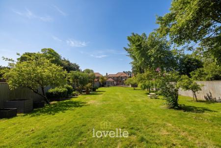 4 bedroom Detached house for sale in Beck Farm Mews, Barnoldby Le Beck, DN37