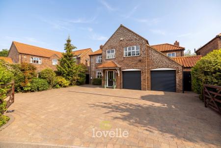 4 bedroom Detached house for sale in Beck Farm Mews, Barnoldby Le Beck, DN37