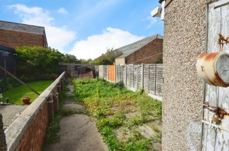 2 bedroom Terraced House to let in Weelsby Street, Grimsby, DN32