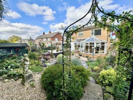 4 bedroom Detached house for sale in Elm Drive, Louth, LN11