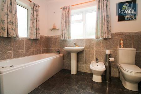 4 bedroom Detached house for sale in Common Lane, North Somercotes, LN11