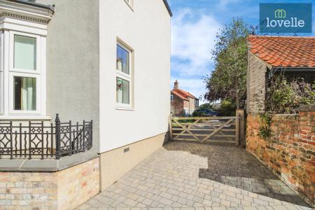 4 bedroom Detached house for sale in Cheapside, Waltham, DN37