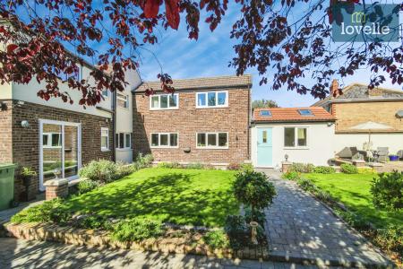 4 bedroom Detached house for sale in Cheapside, Waltham, DN37