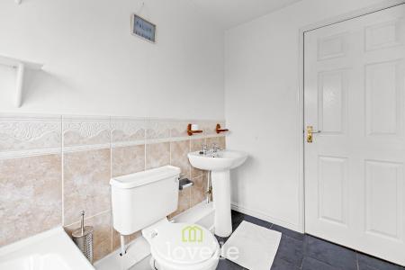 3 bedroom Detached house for sale in Buddleia Close, Healing, DN41