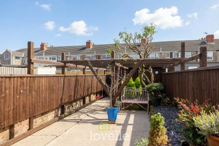 2 bedroom Terraced House for sale in Columbia Road, Grimsby, DN32