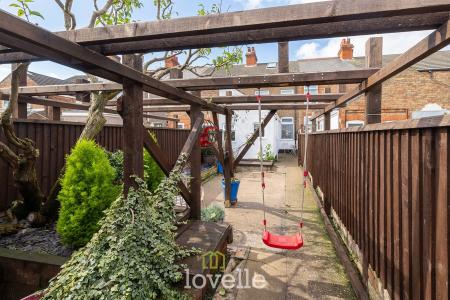 2 bedroom Terraced House for sale in Columbia Road, Grimsby, DN32