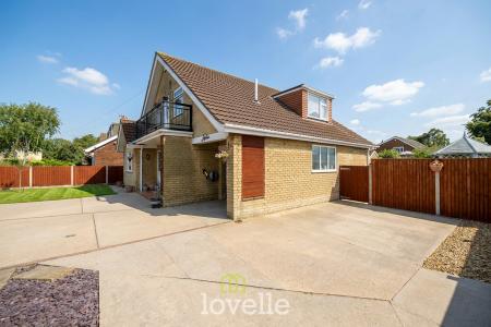 4 bedroom Detached house for sale in Cravens Lane, Habrough, DN40