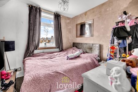 4 bedroom Terraced House for sale in Farebrother Street, Grimsby, DN32