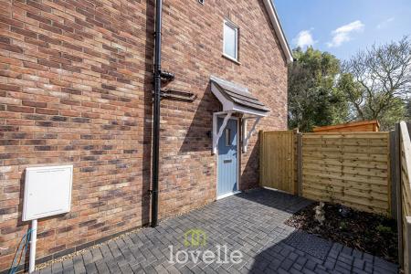 2 bedroom Semi-detached house for sale in Harewood Way, Kings Grove, Grimsby, DN32
