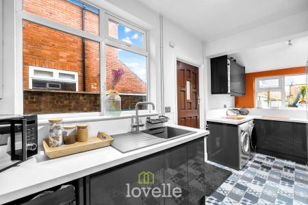 3 bedroom Semi-detached house for sale in Shaftesbury Avenue, Grimsby, DN34