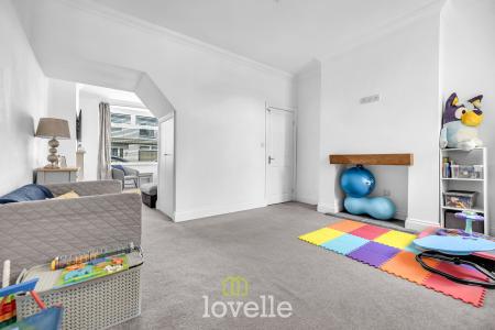 3 bedroom Terraced House for sale in Columbia Road, Grimsby, DN32