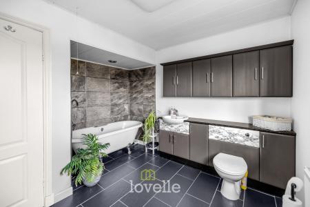 4 bedroom Detached house for sale in Beacon Court, Grimsby, DN32