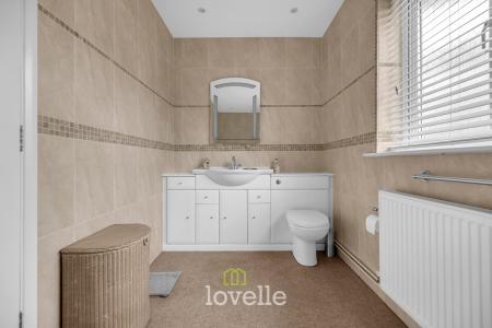 4 bedroom Detached bungalow for sale in Waithe Lane, Brigsley, DN37